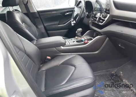 2021 Toyota Highlander Xle z USA, uszkodzony, nr VIN 5TDGZRBH8MS149948